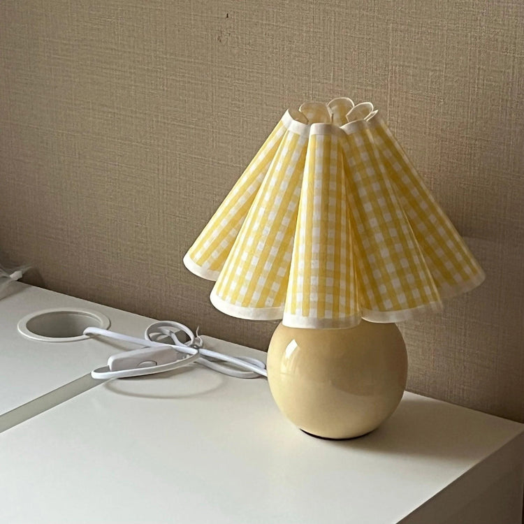 Klassisk bordlampe i afrundet svampestof