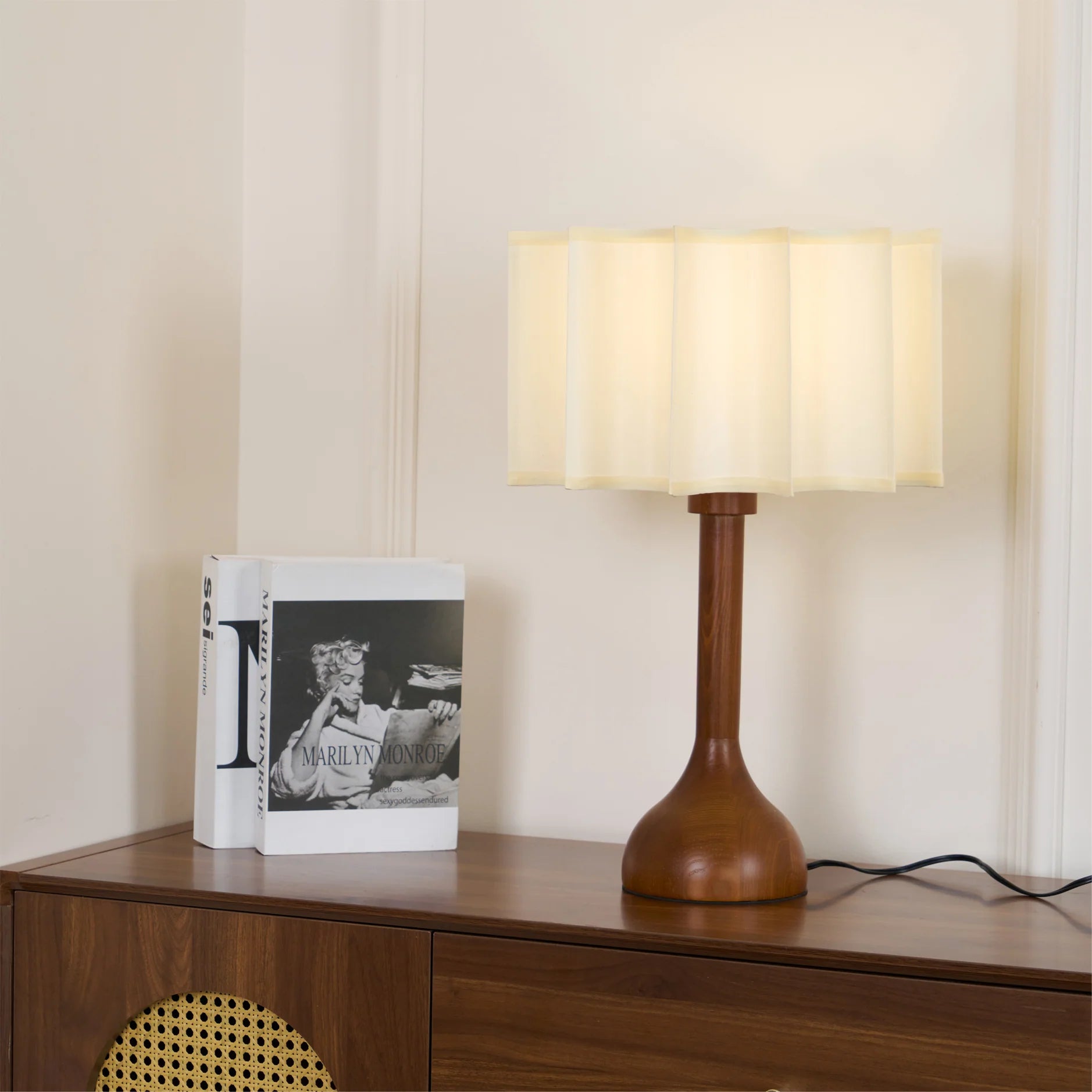 Lampe de table cylindrique classique en tissu plissé