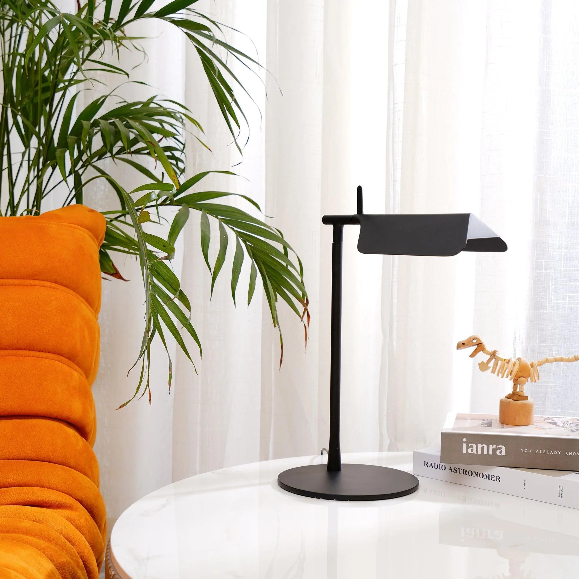 Lampe de table en fer moderne et épurée