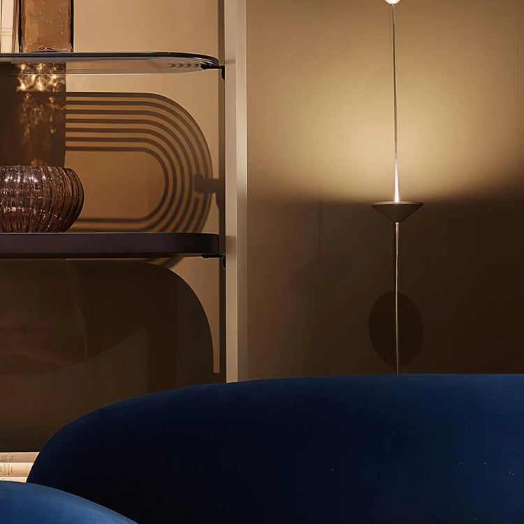 Moderne gulvlampe i konisk stål