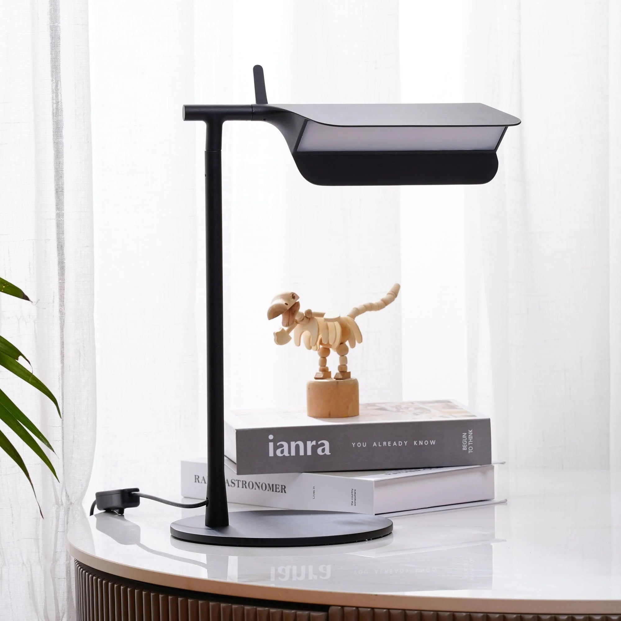 Lampe de table en fer moderne et épurée