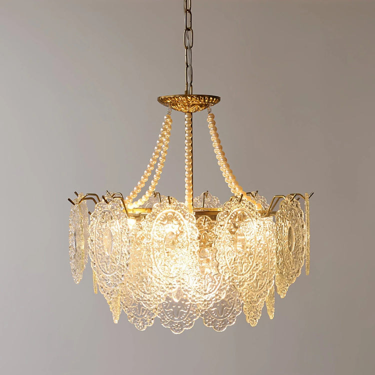 Stilfuld flerlags lysekrone i glas