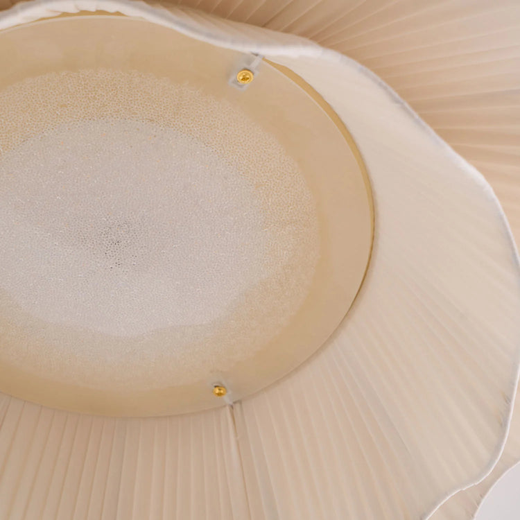 Moderne loftslys i bølget stof