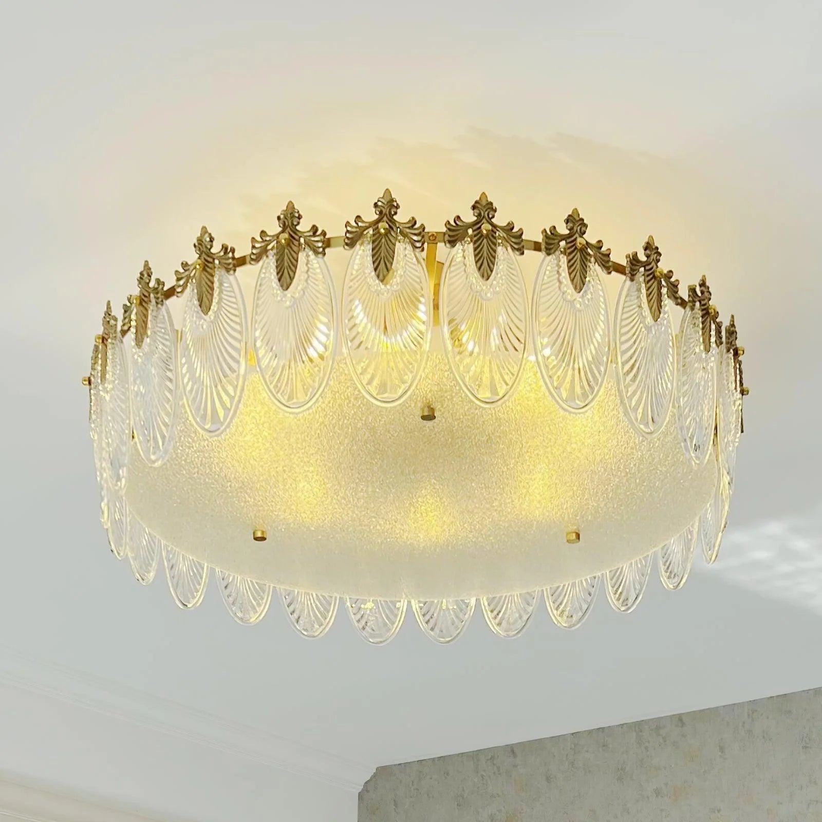 Lampadario in vetro rotondo intricato