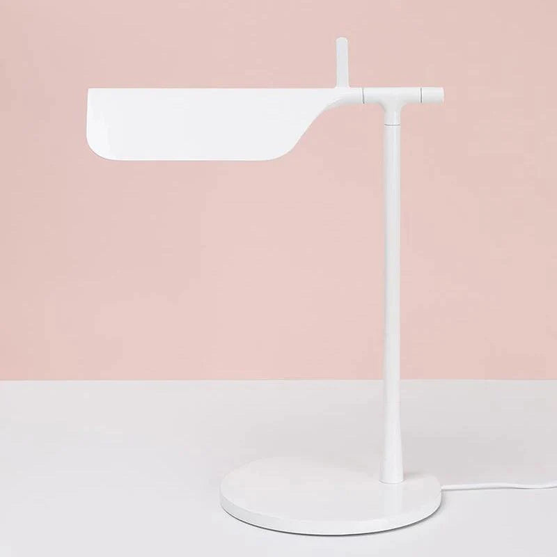 Lampe de table en fer moderne et épurée