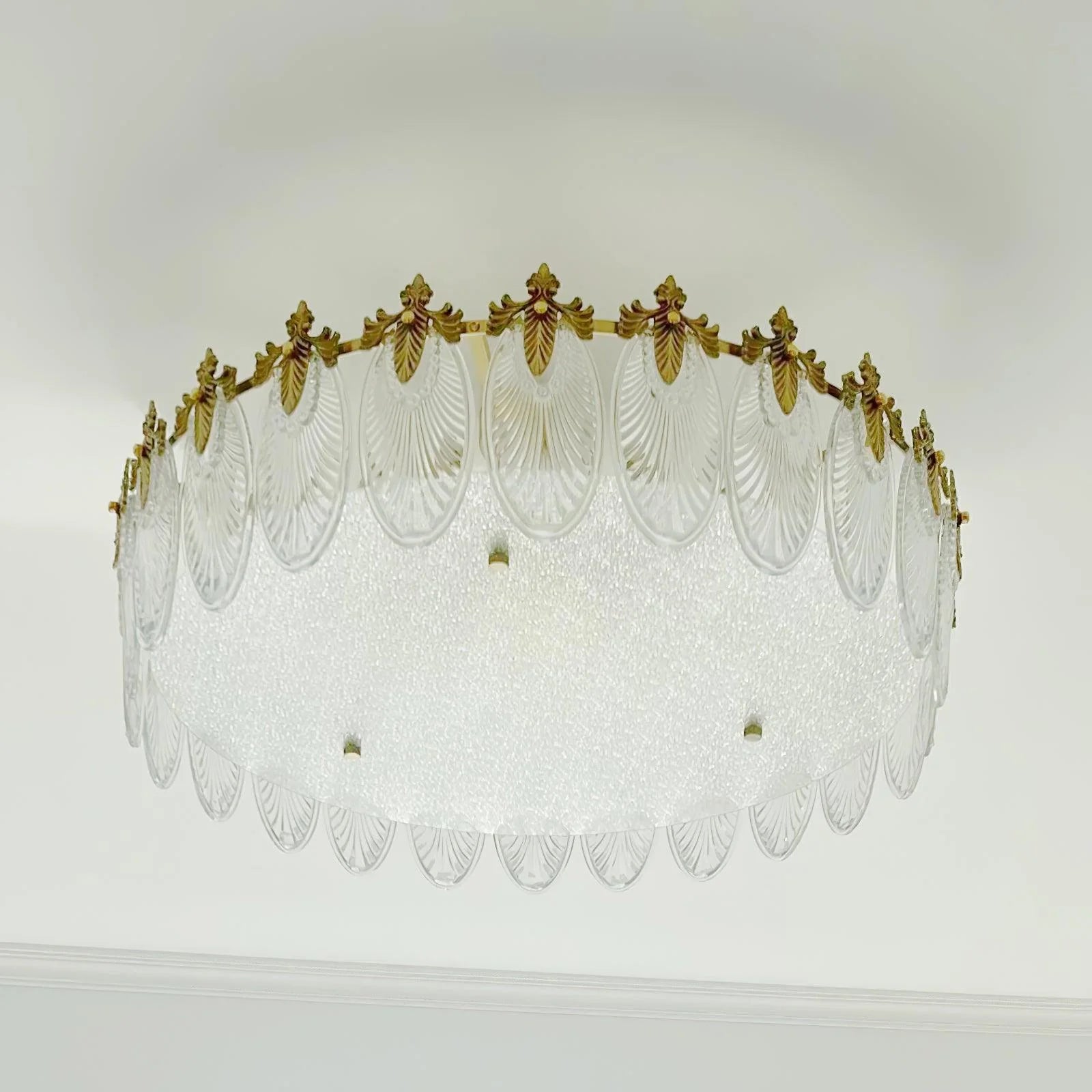 Lampadario in vetro rotondo intricato