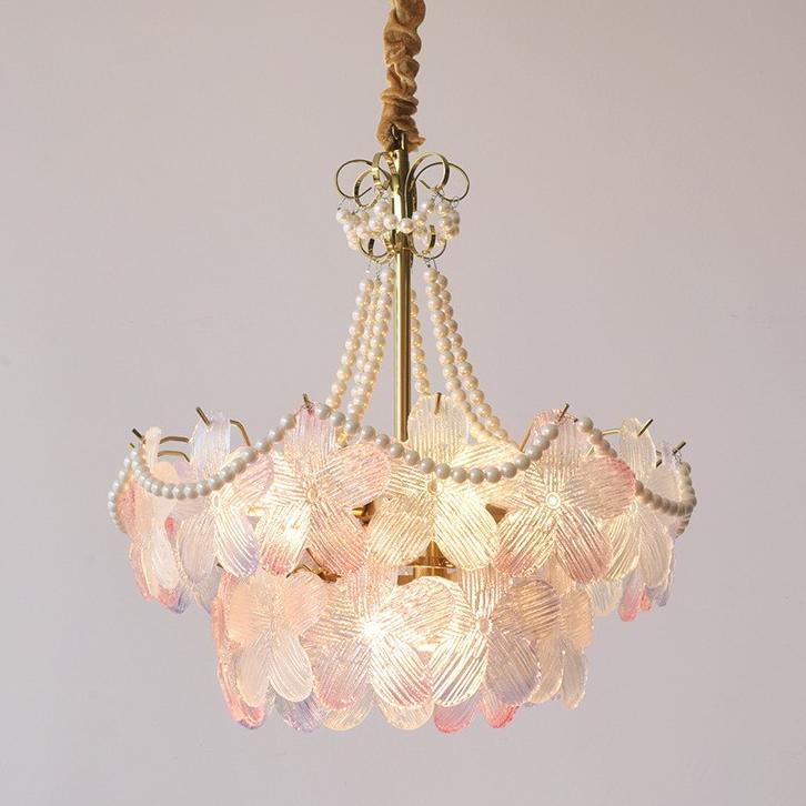 Elegante lampadario in cristallo di perle con fiori color crema