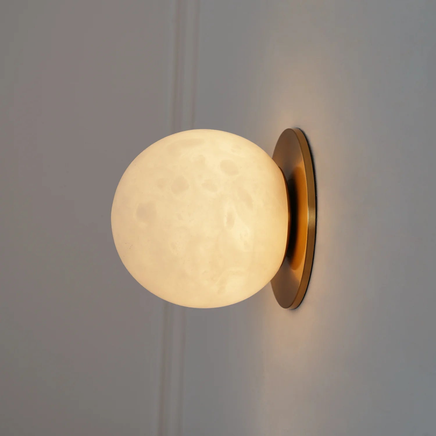 Lampada da parete a globo in alabastro