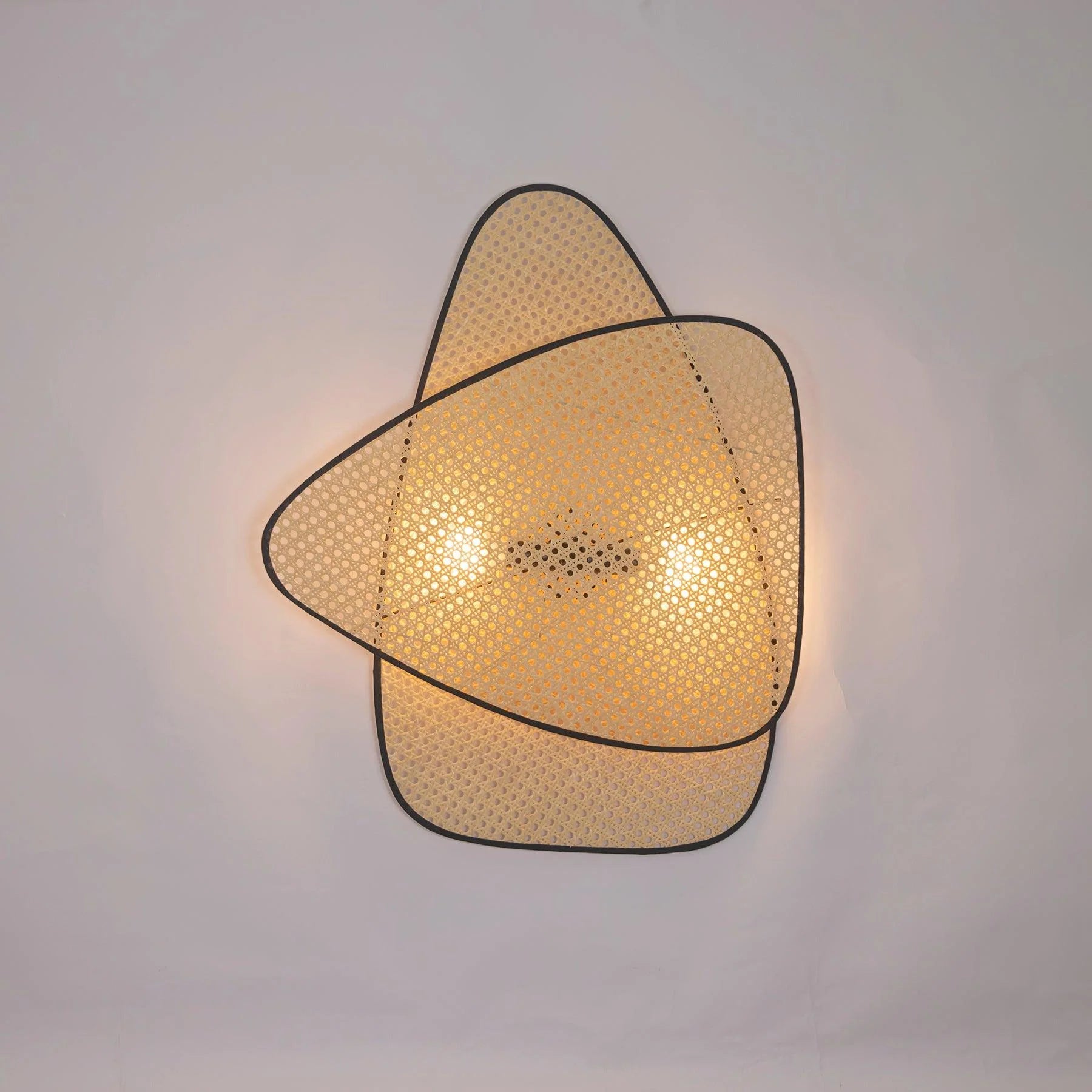 Lampada da parete in tessuto di canna