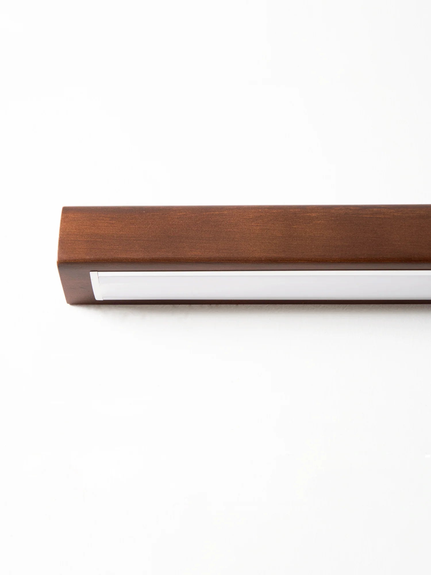 Lampada da parete contemporanea in legno Arlo