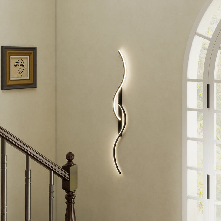 Chic moderne væglampe med langstrakt bølgeform