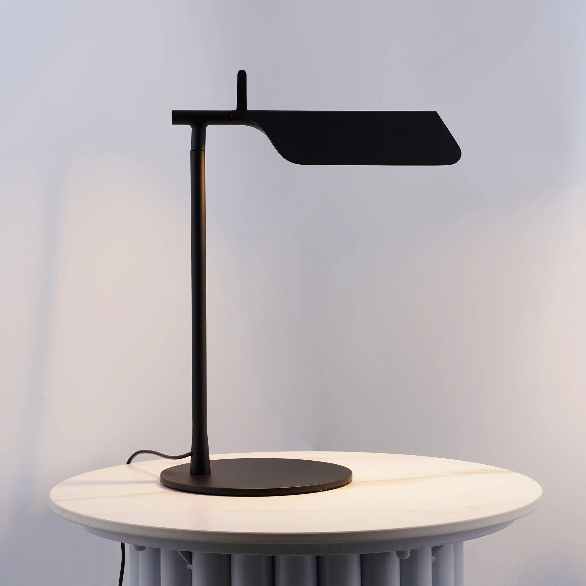 Lampe de table en fer moderne et épurée
