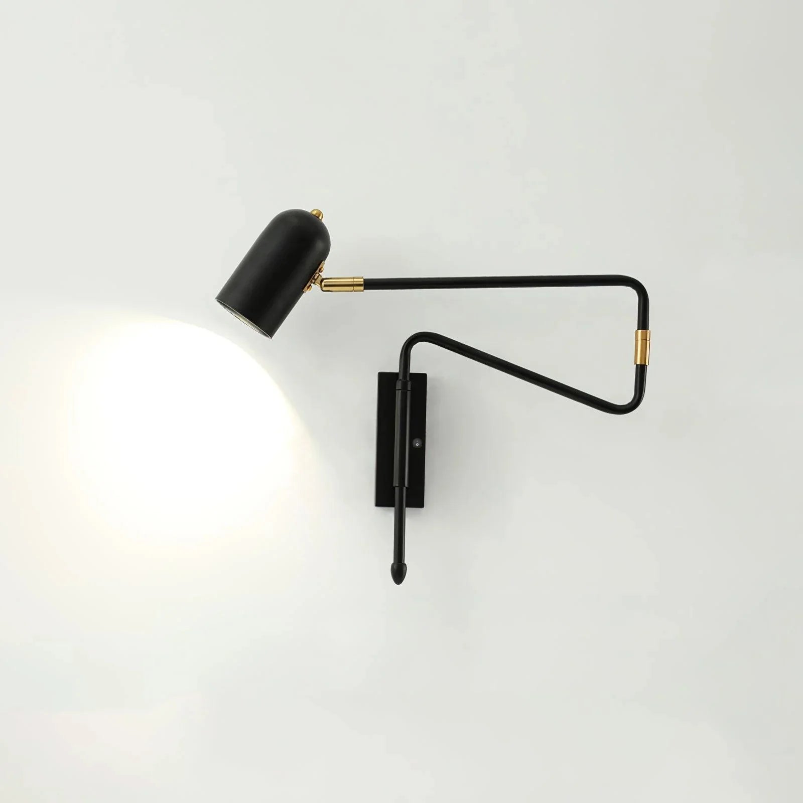 Stilfuld geometrisk arm jern væglampe