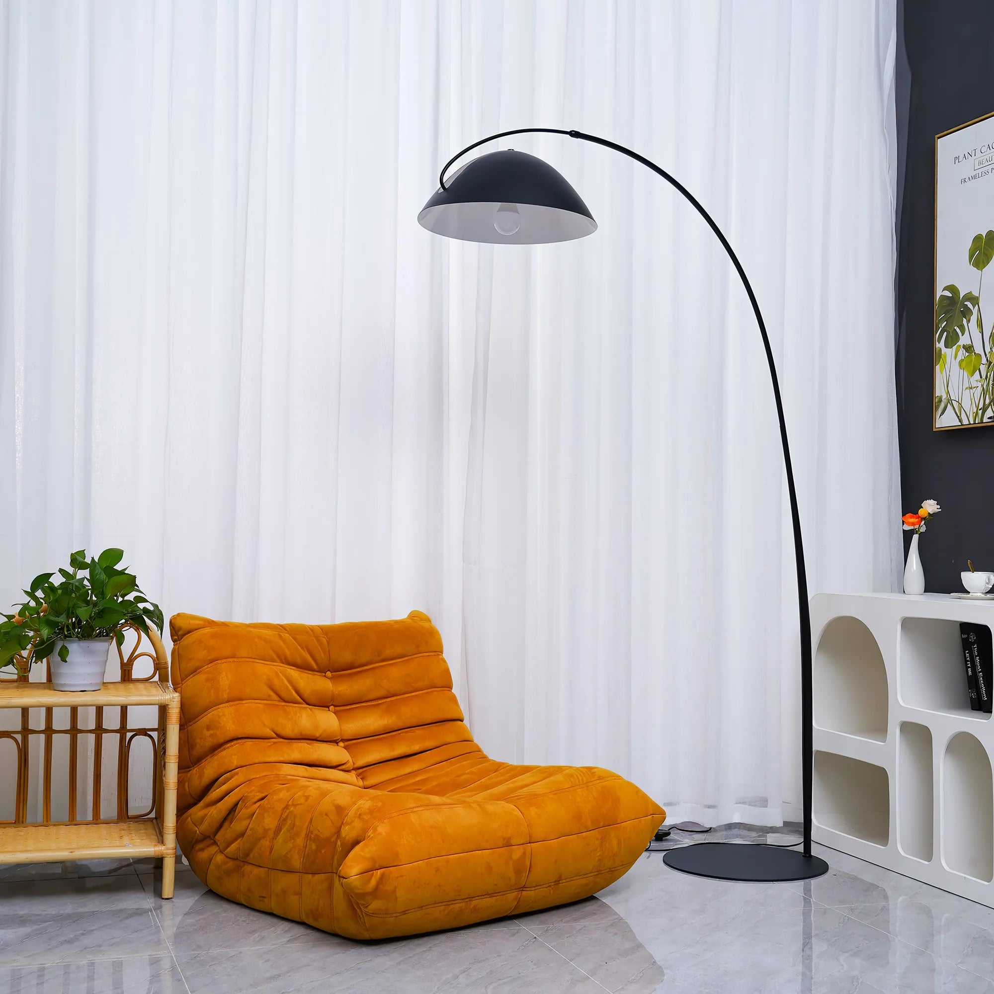 Lampadaire en métal à arc simplifié