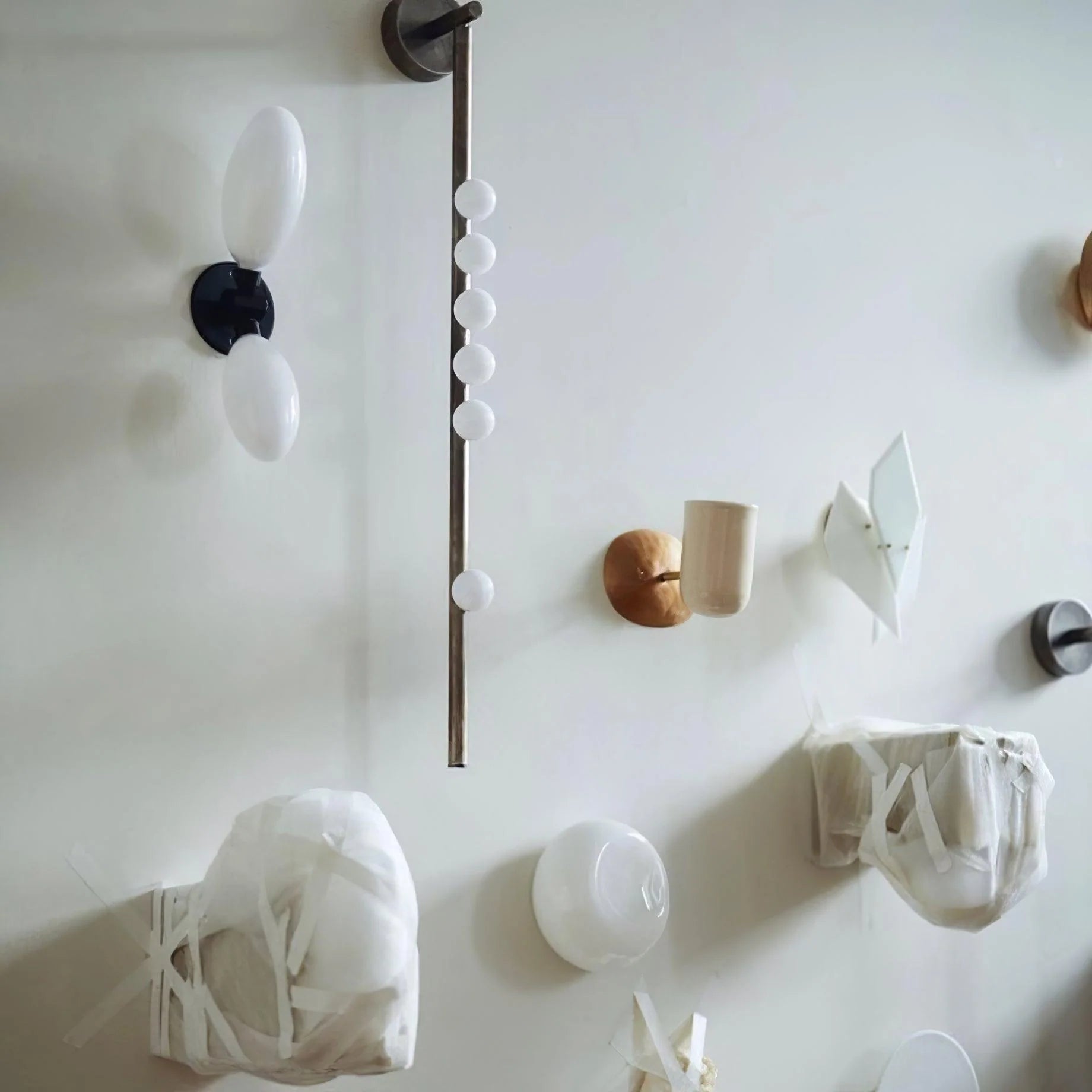 Applique murale linéaire moderne en verre et laiton
