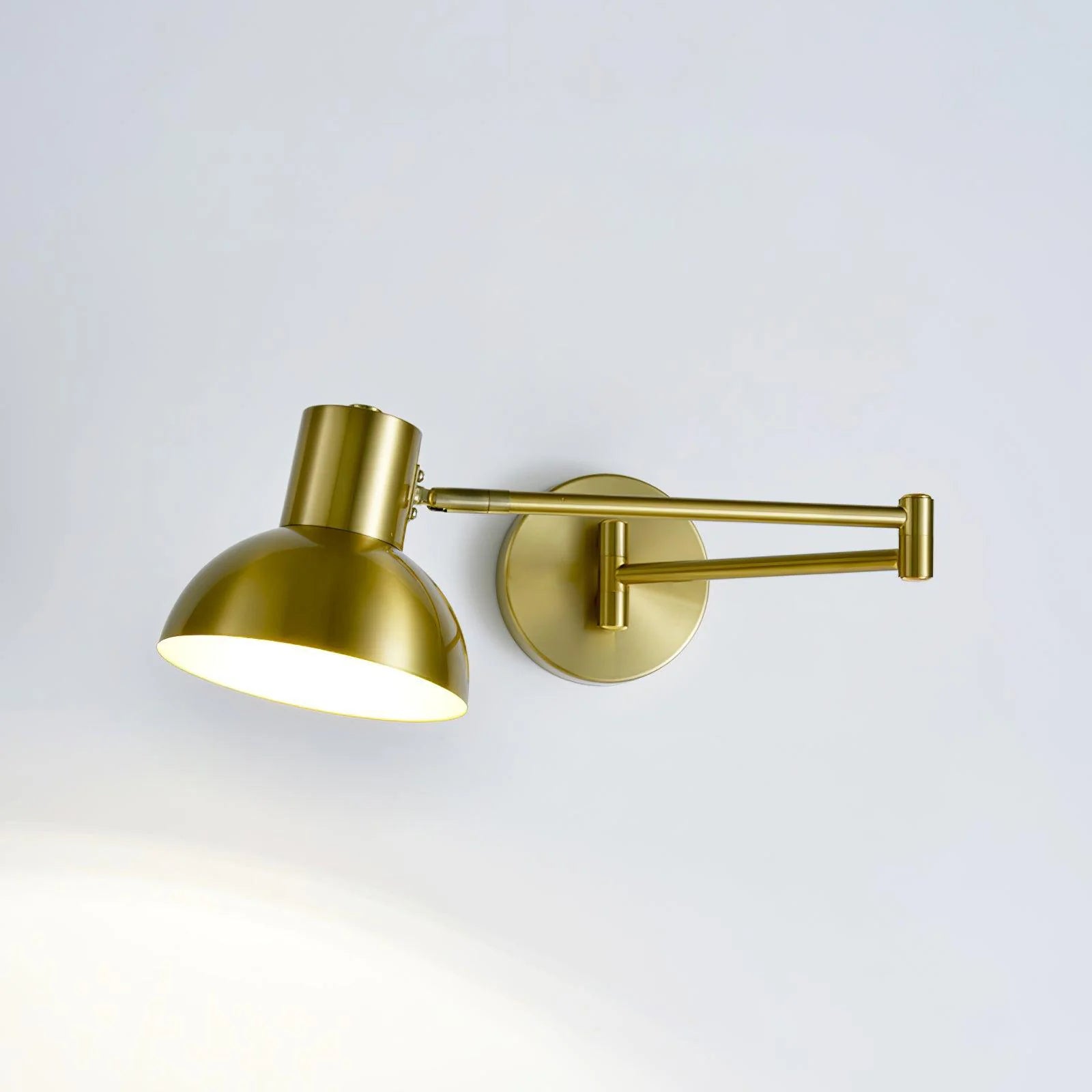 Stilfuld geometrisk arm jern væglampe