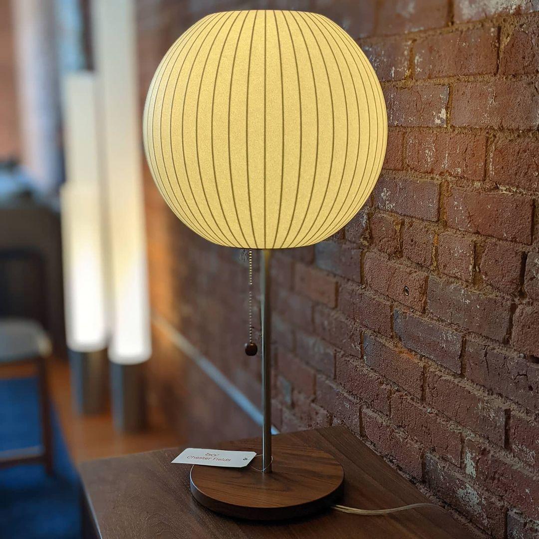Lampe de table classique arrondie en soie