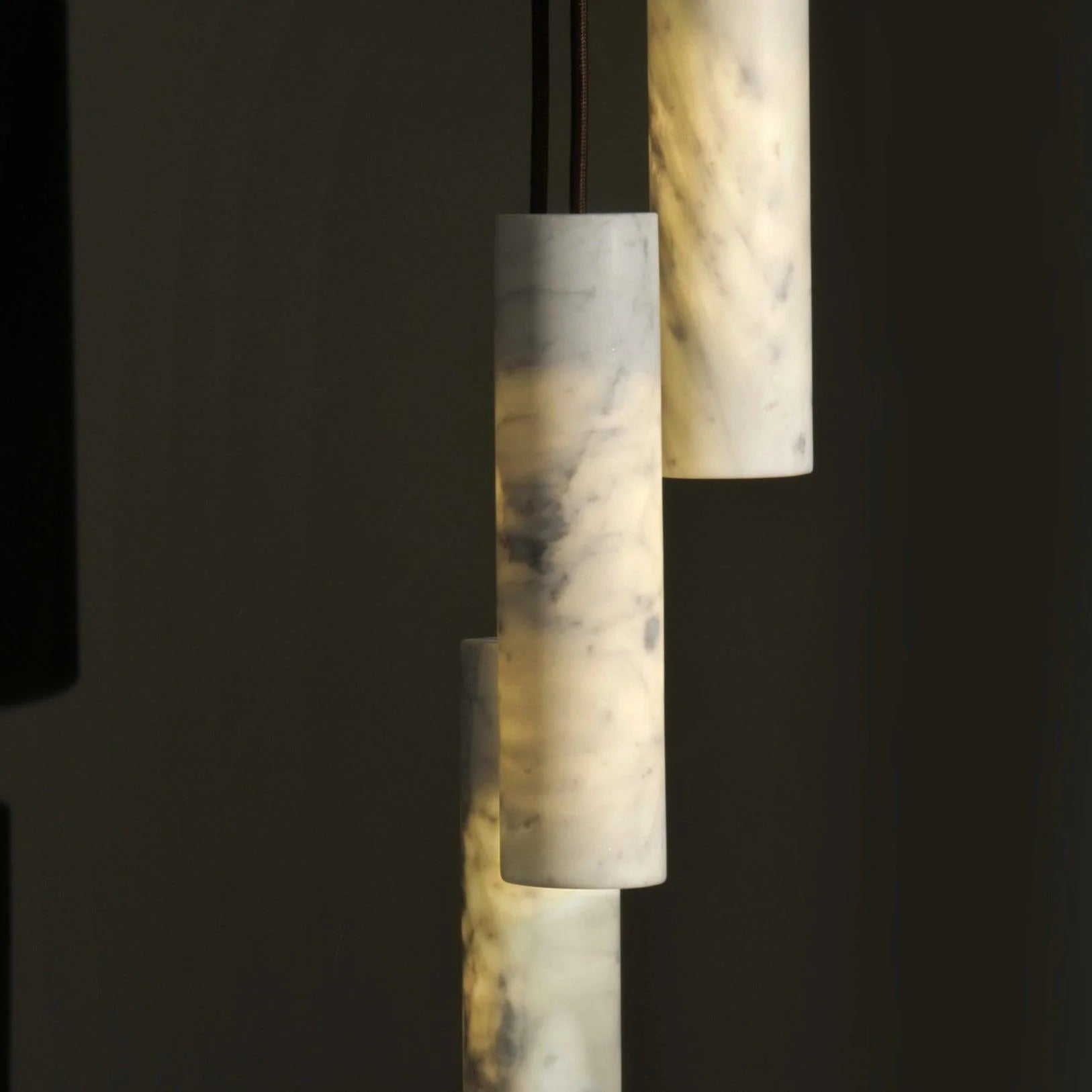 Lampe à suspension élégante en marbre cylindrique