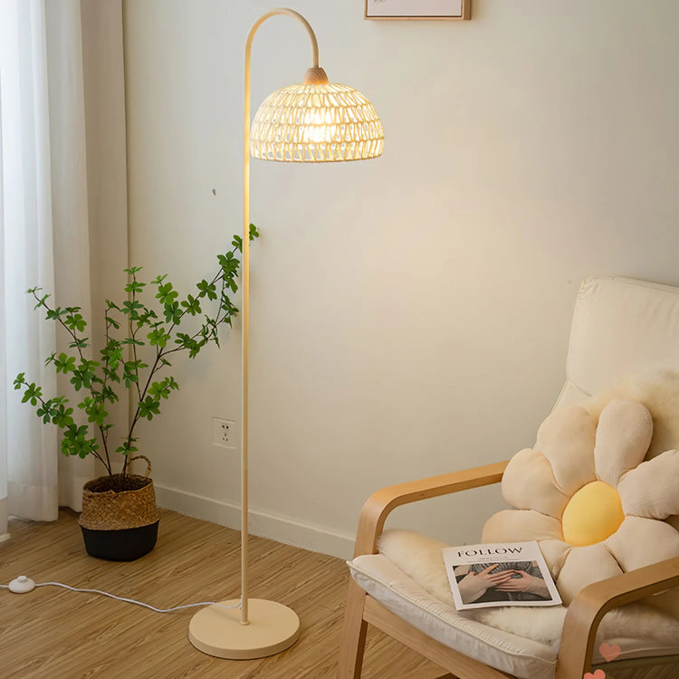 Stilfuld afrundet top rattan gulvlampe