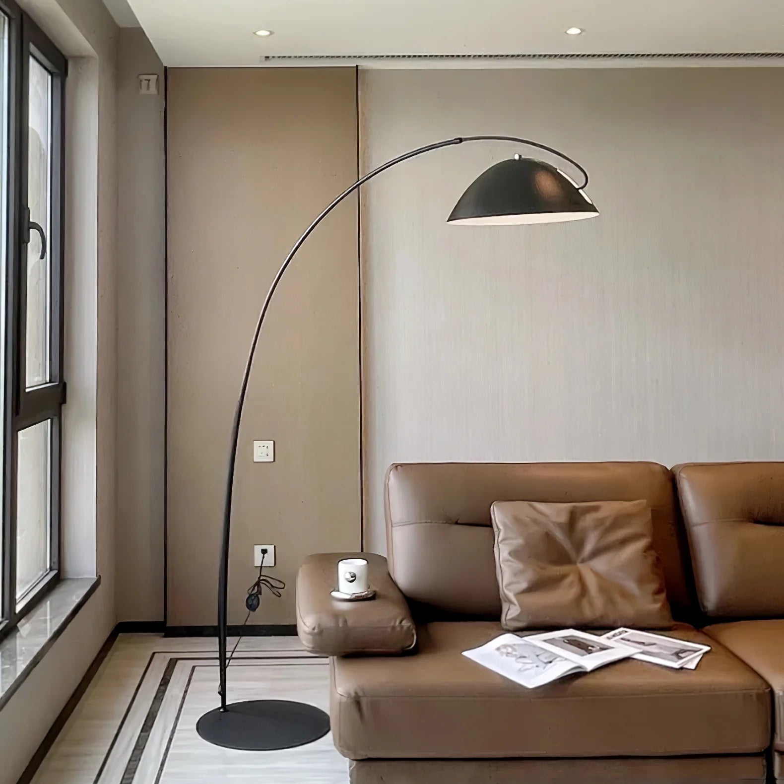 Lampadaire en métal à arc simplifié