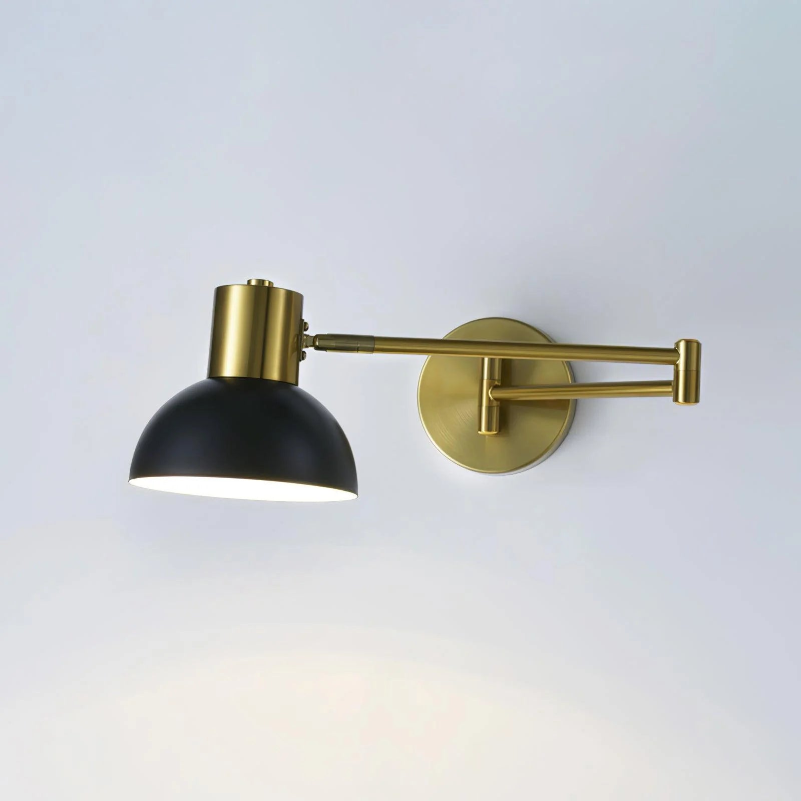 Stilfuld geometrisk arm jern væglampe