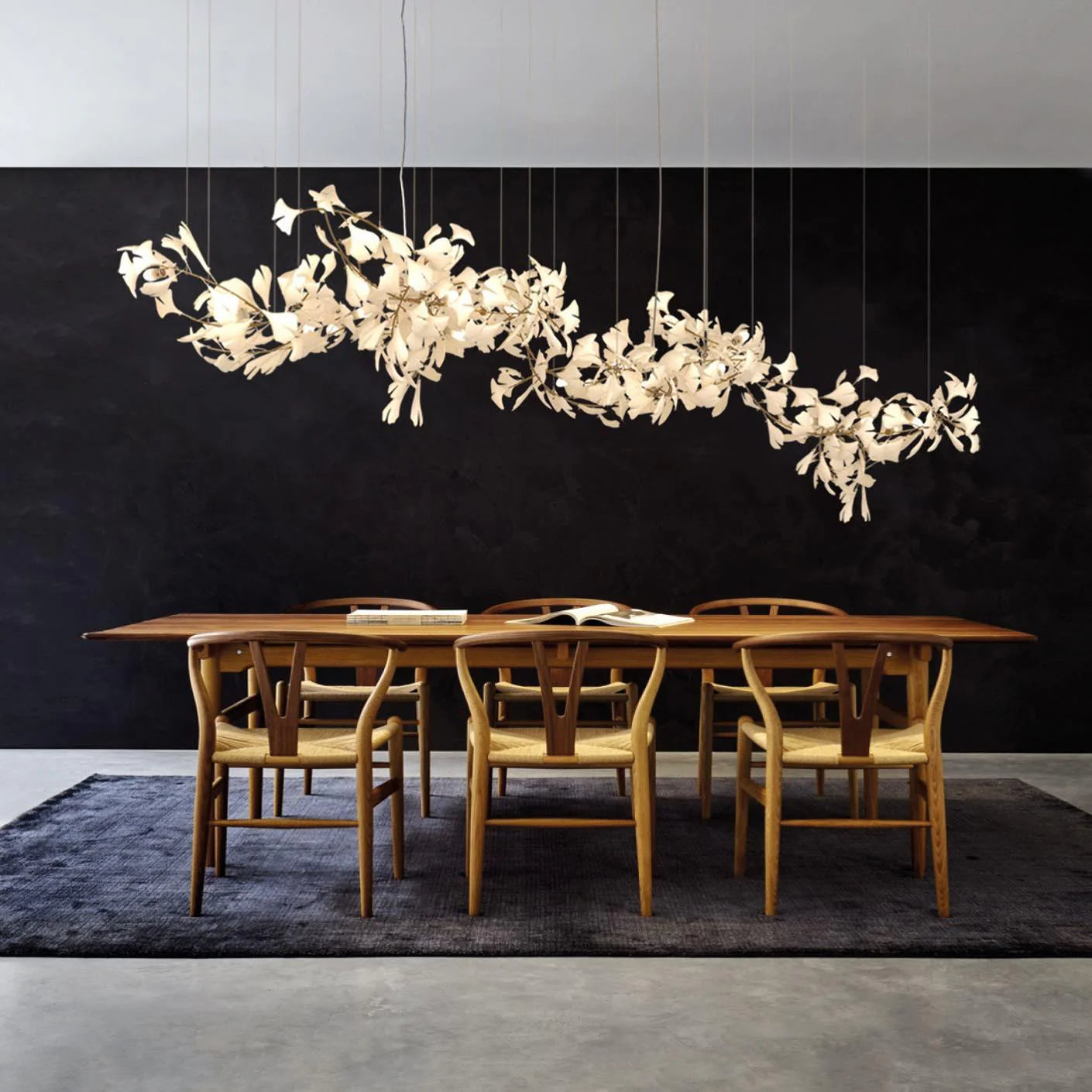 Lampadario con foglie dorate di ginkgo