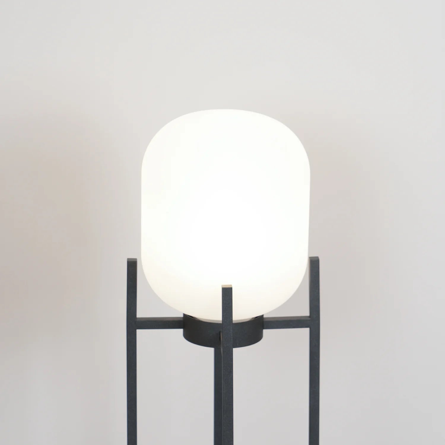 Lampadaire en acrylique à barres horizontales classiques
