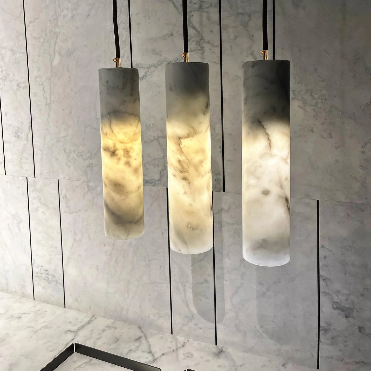 Lampe à suspension élégante en marbre cylindrique