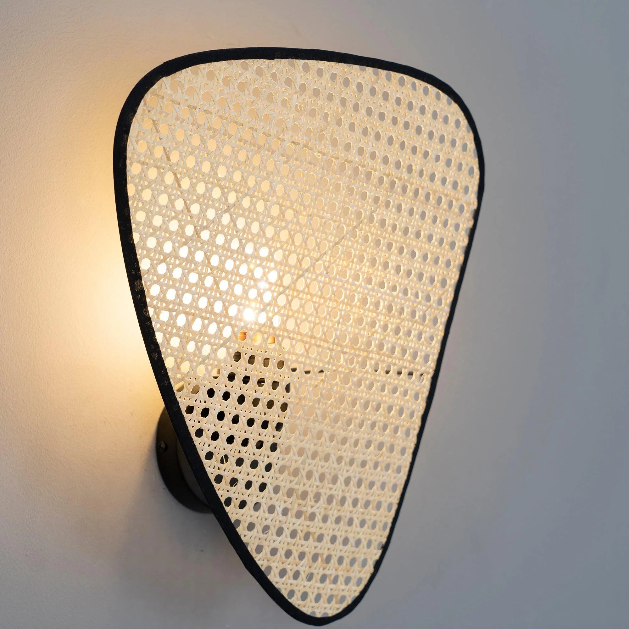 Lampada da parete in tessuto di canna