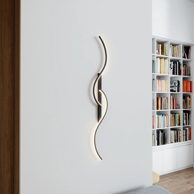 Chic moderne væglampe med langstrakt bølgeform