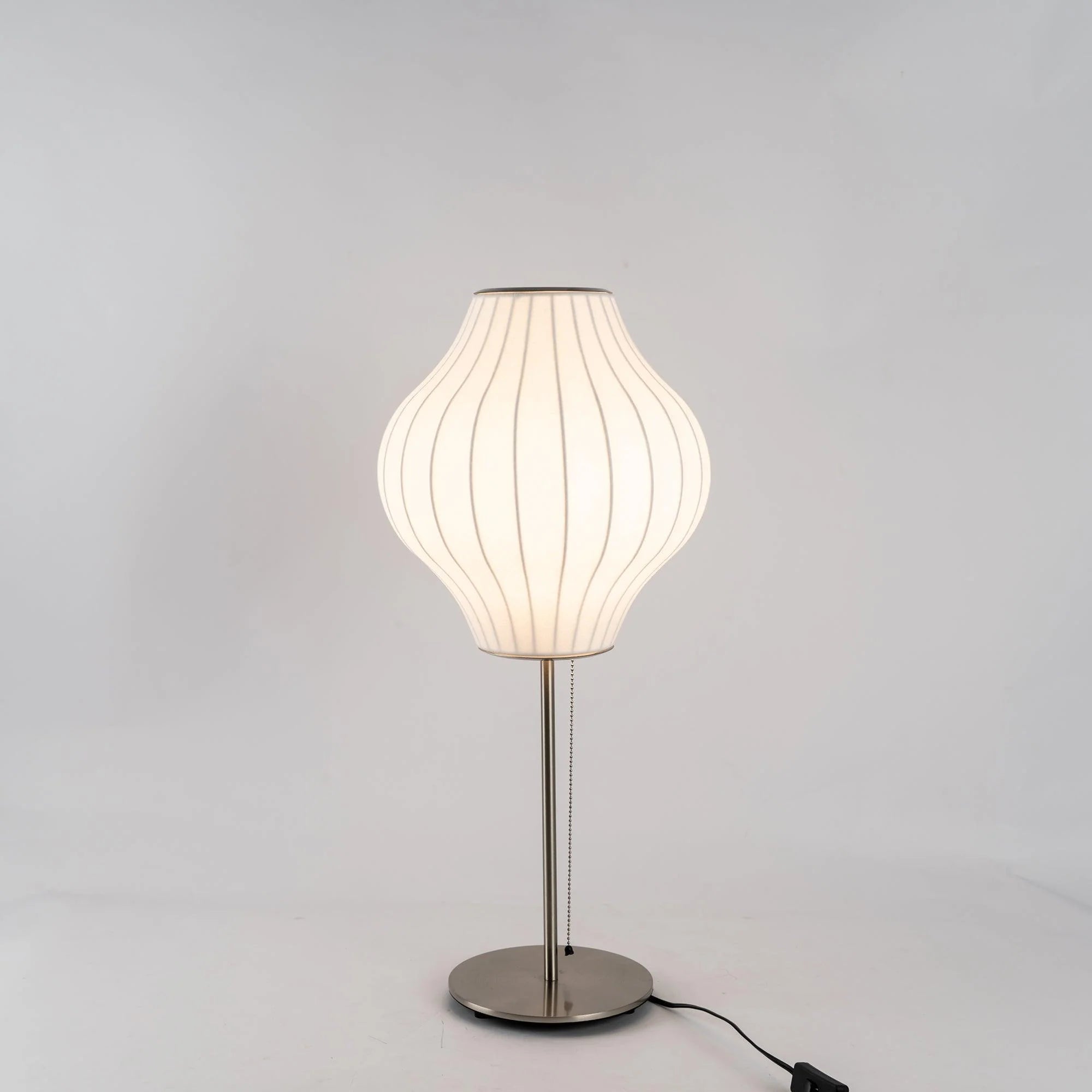 Lampe de table classique arrondie en soie