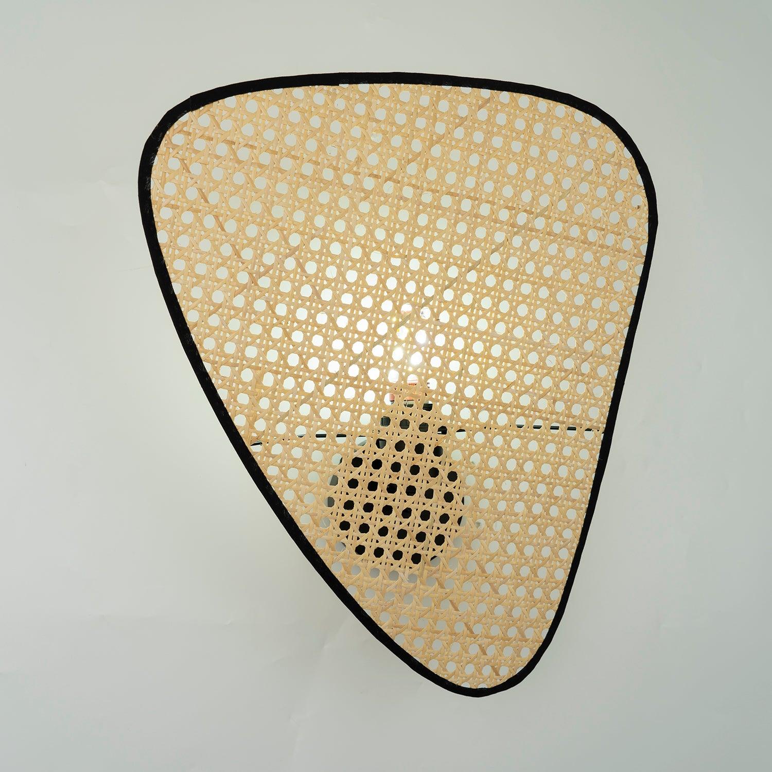 Lampada da parete in tessuto di canna