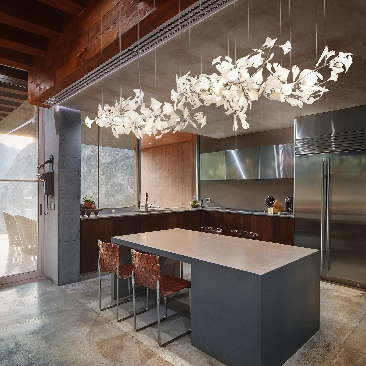 Lampadario con foglie dorate di ginkgo