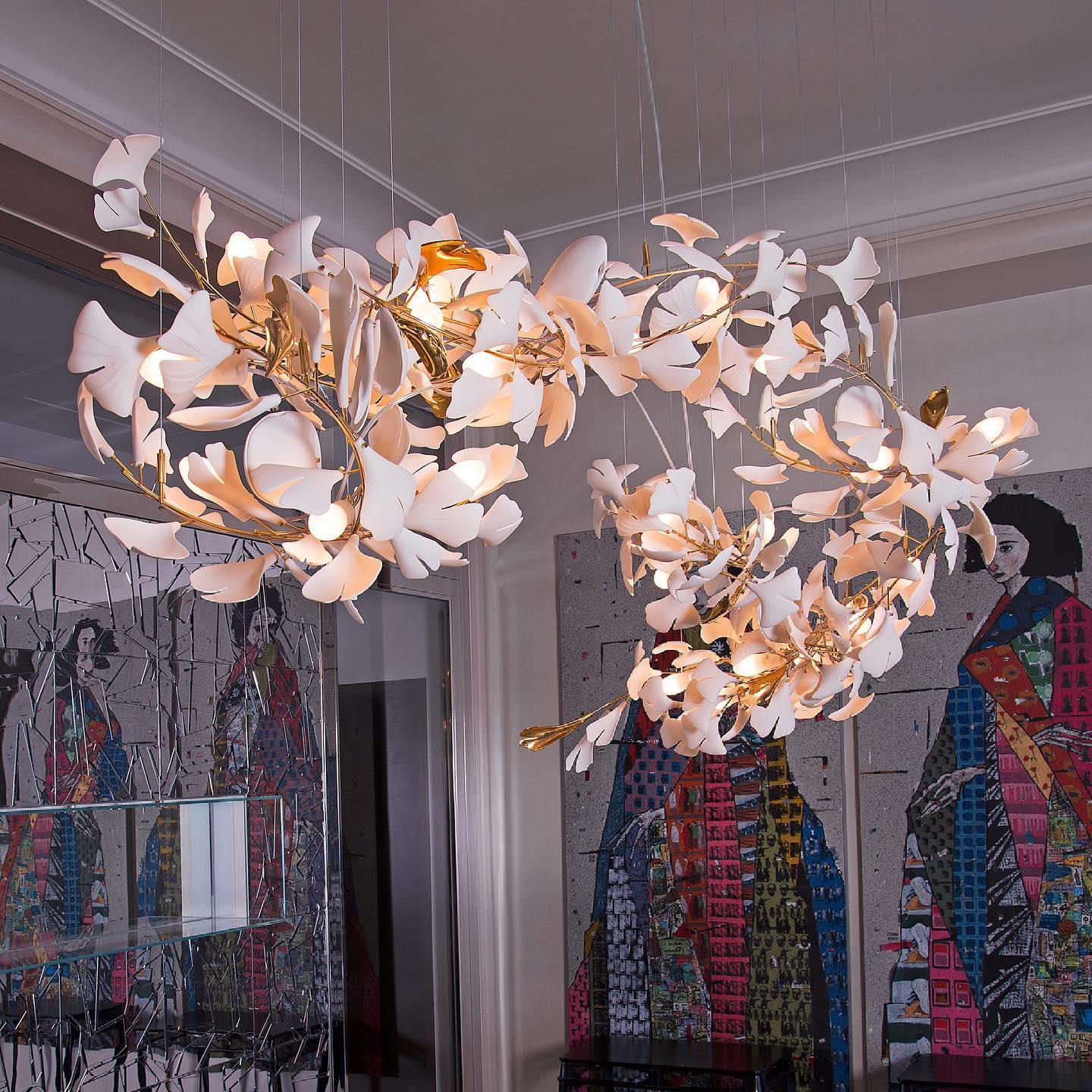 Lampadario con foglie dorate di ginkgo