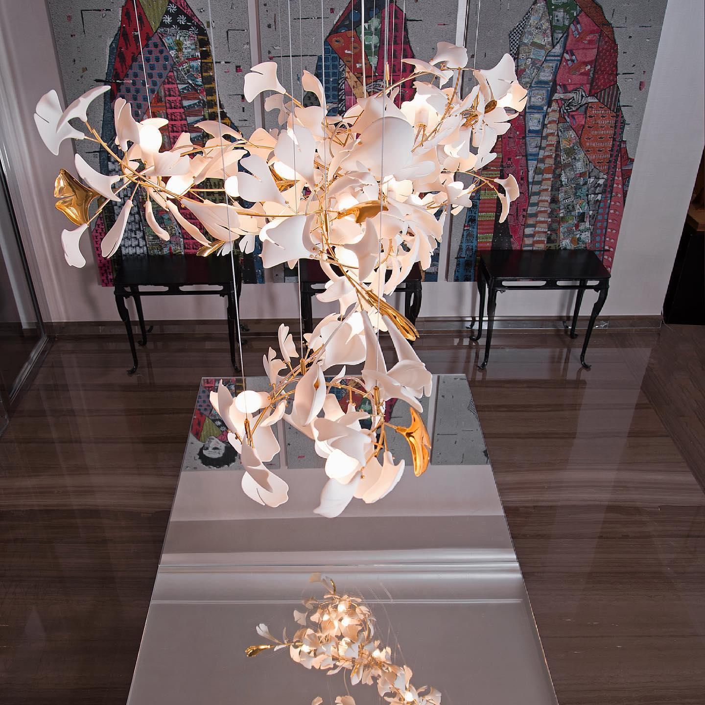 Lampadario con foglie dorate di ginkgo