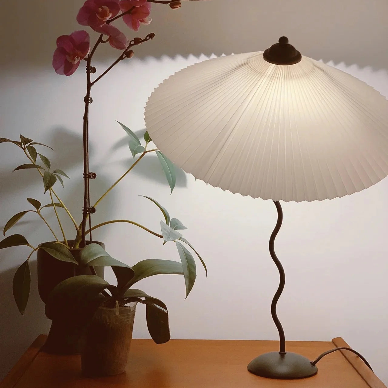 Classic Curva Metal Table Lamp