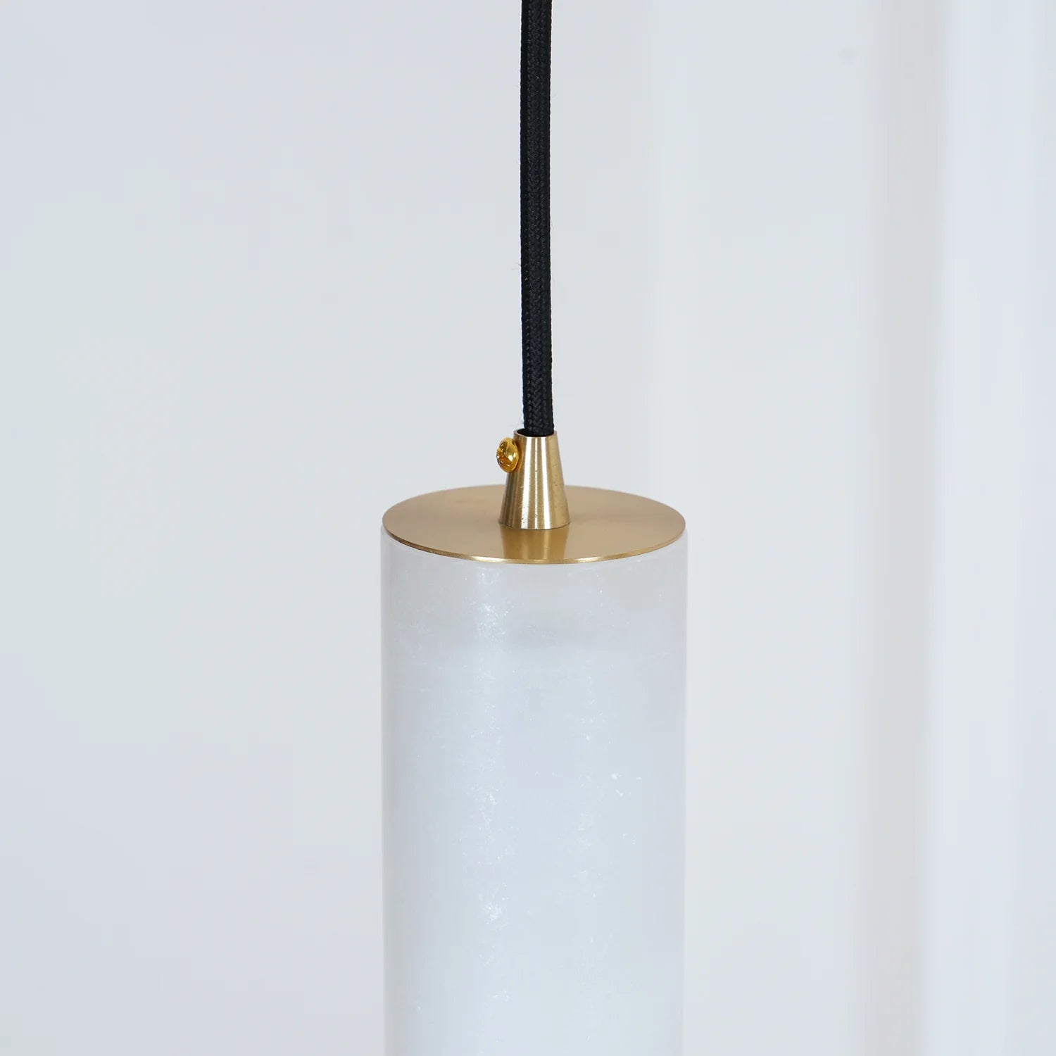 Lampe à suspension élégante en marbre cylindrique