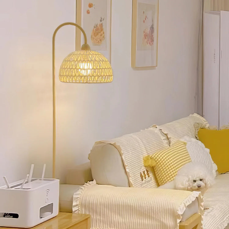 Stilfuld afrundet top rattan gulvlampe