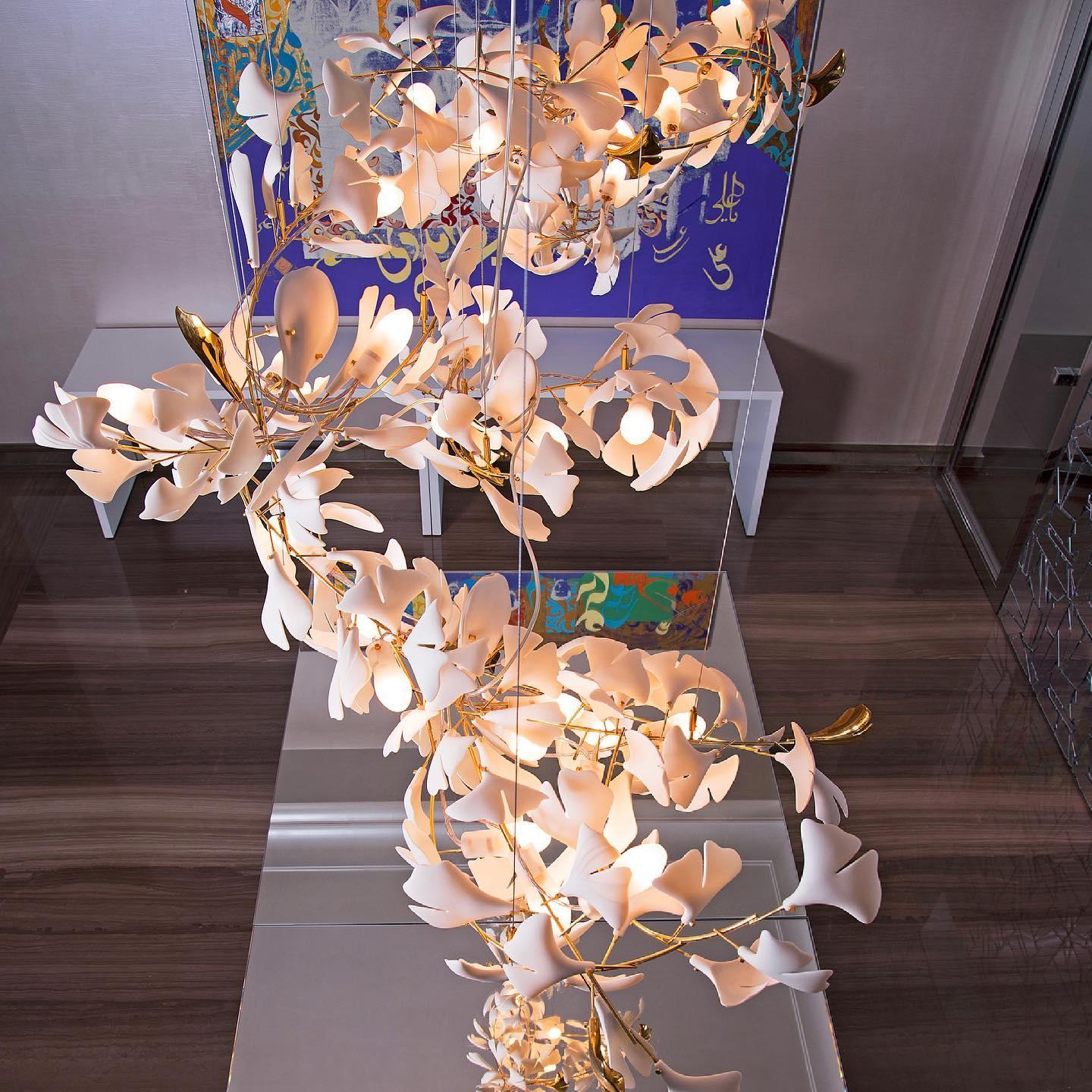 Lampadario con foglie dorate di ginkgo