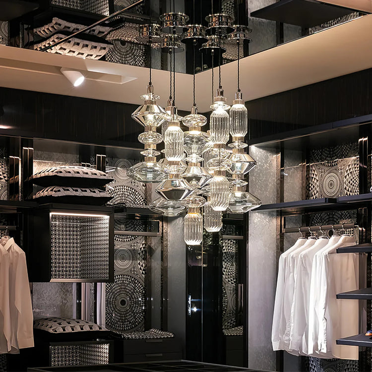 Stilfuld pendel med flere glas skærme