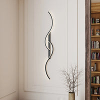 Chic moderne væglampe med langstrakt bølgeform