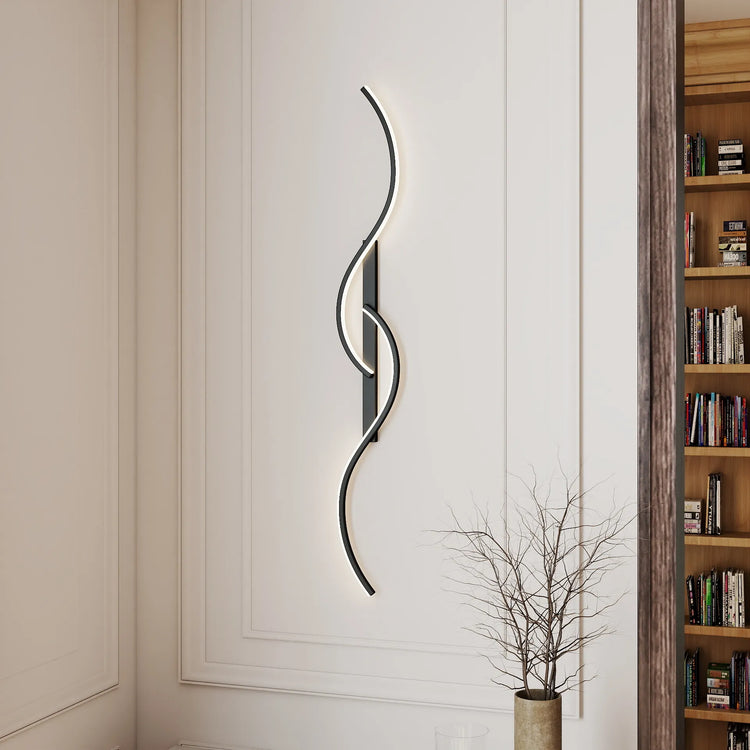 Chic moderne væglampe med langstrakt bølgeform