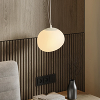 Suspension nordique en galets blancs