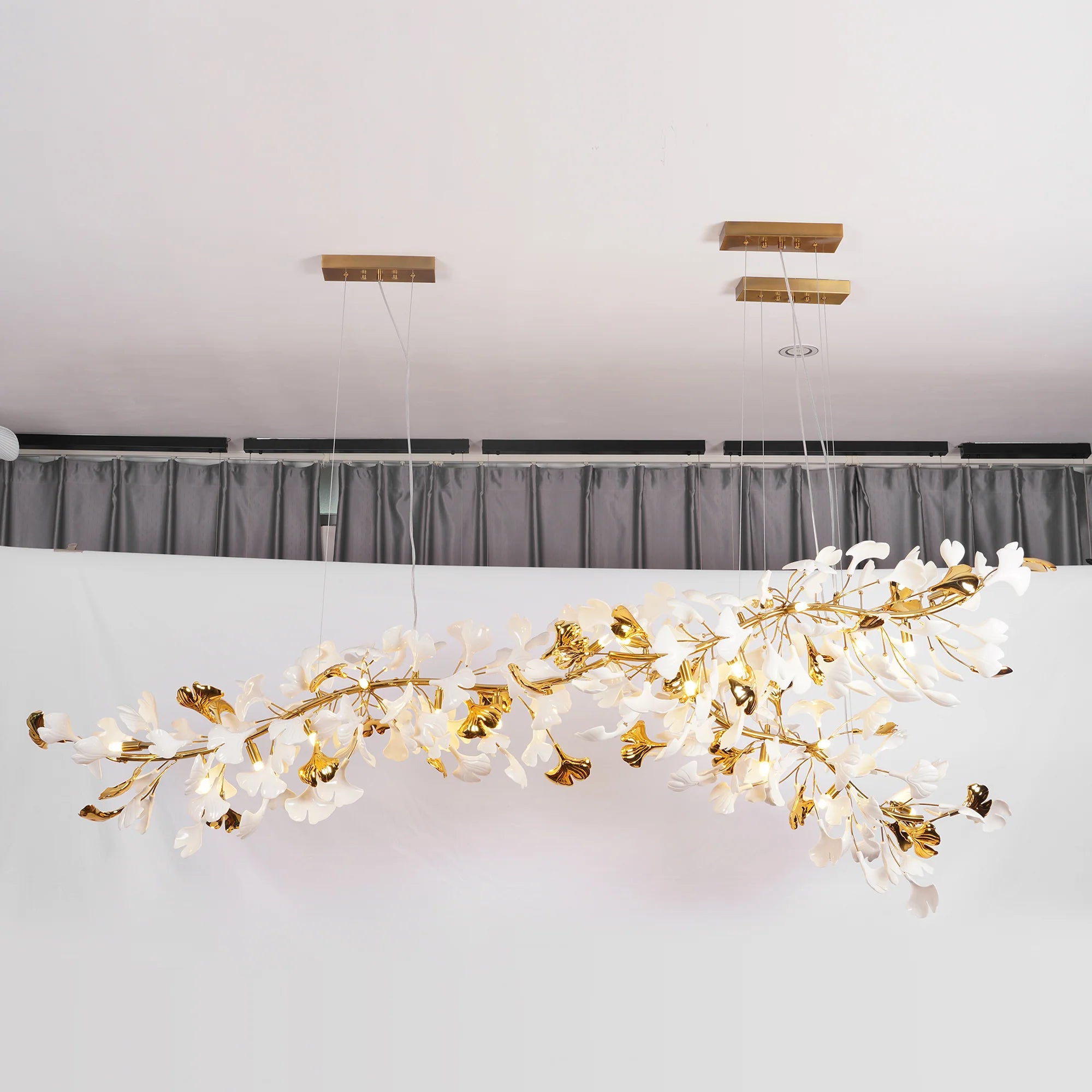 Lampadario con foglie dorate di ginkgo