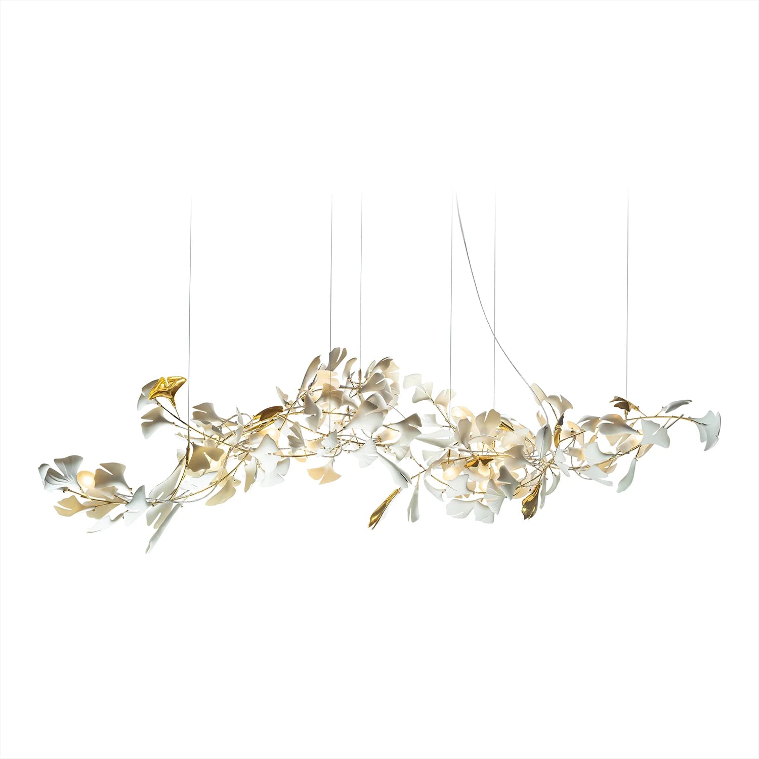 Lampadario con foglie dorate di ginkgo