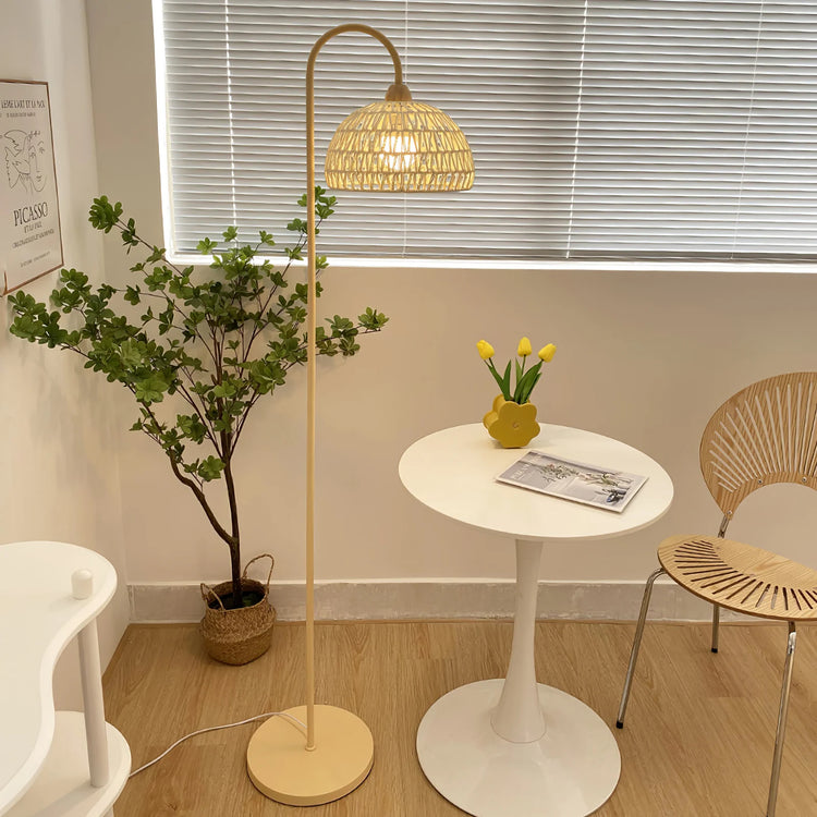 Stilfuld afrundet top rattan gulvlampe