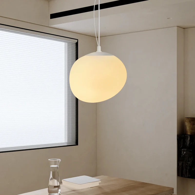 Suspension nordique en galets blancs