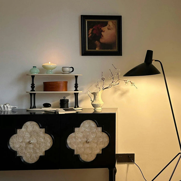 Avant-garde Curve Metal Tripod Lamp