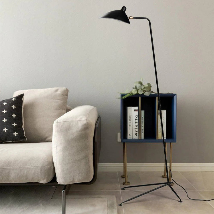 Avant-garde Curve Metal Tripod Lamp
