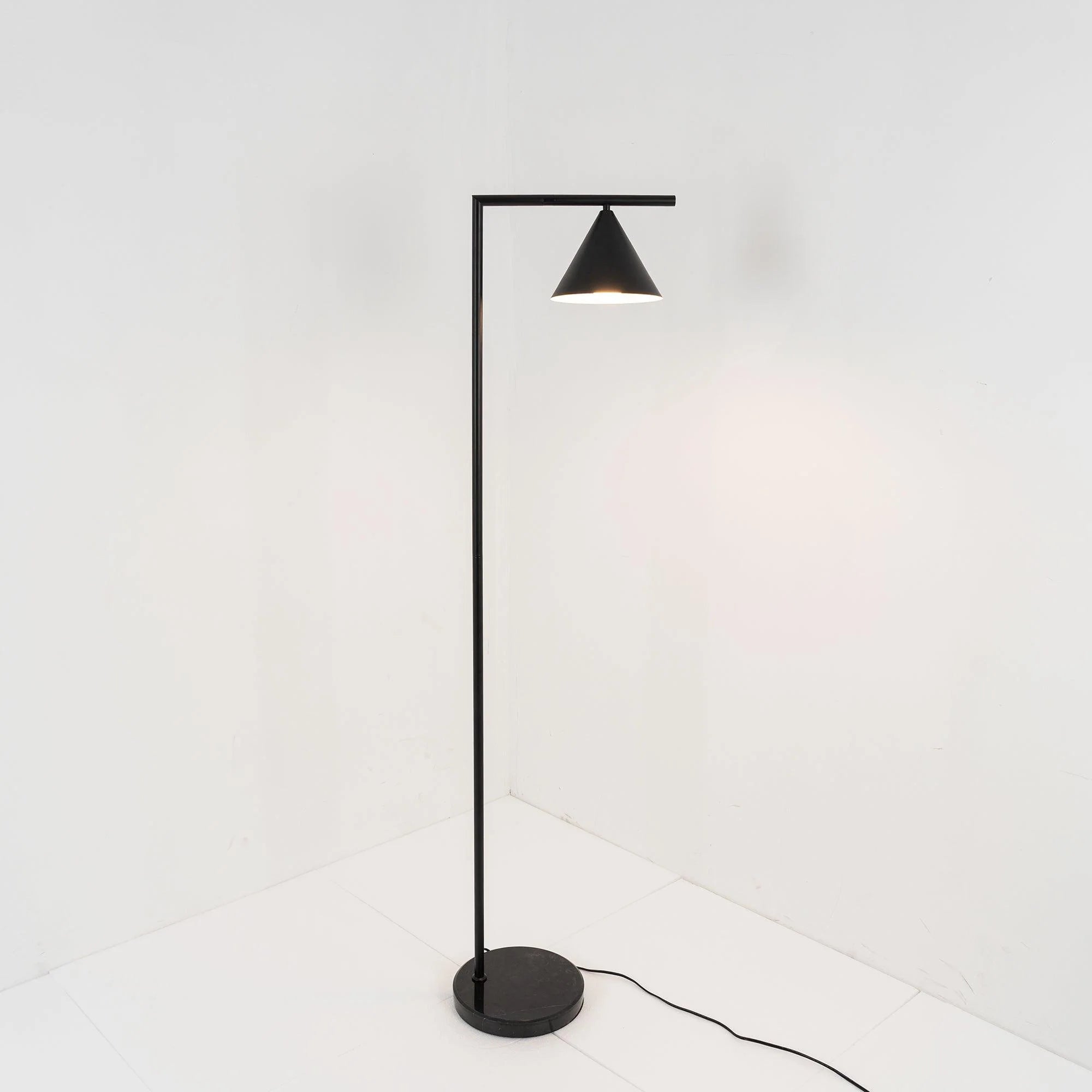 Moderne lineær metalgulvlampe